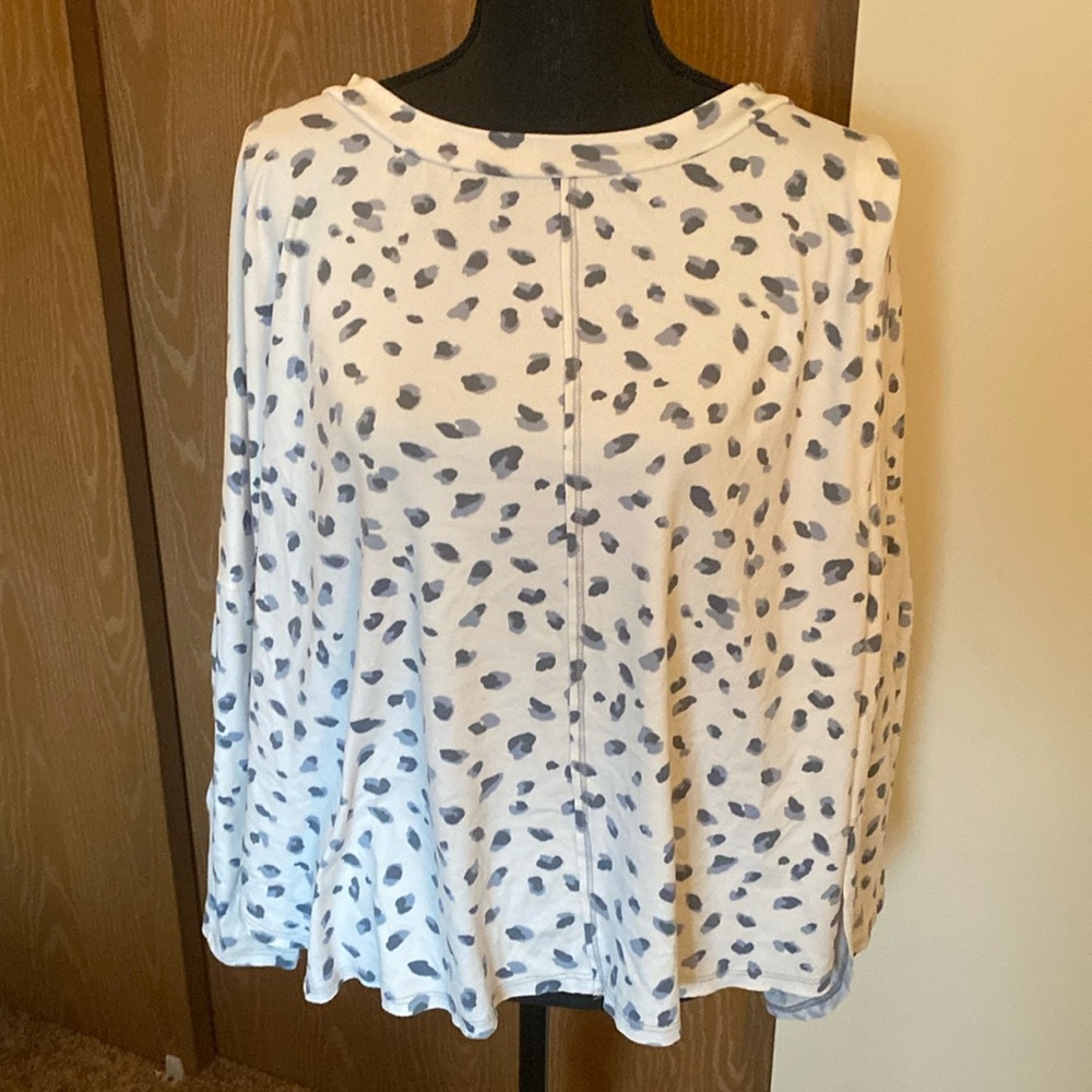 Flared long sleeve tee with abstract print